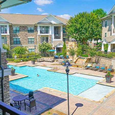 Luxury Away From The Noise Apartment